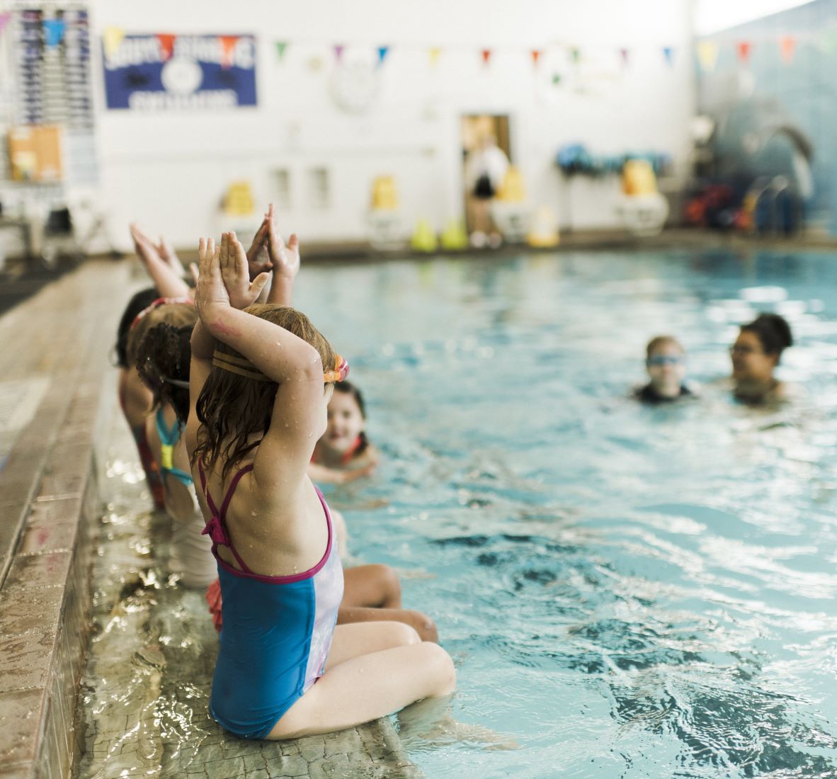 youth taking group swim lessons in the eugene ymca aquatics center