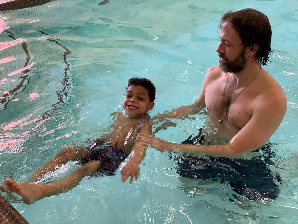 youth learns to swim in the eugene ymca aquatics center