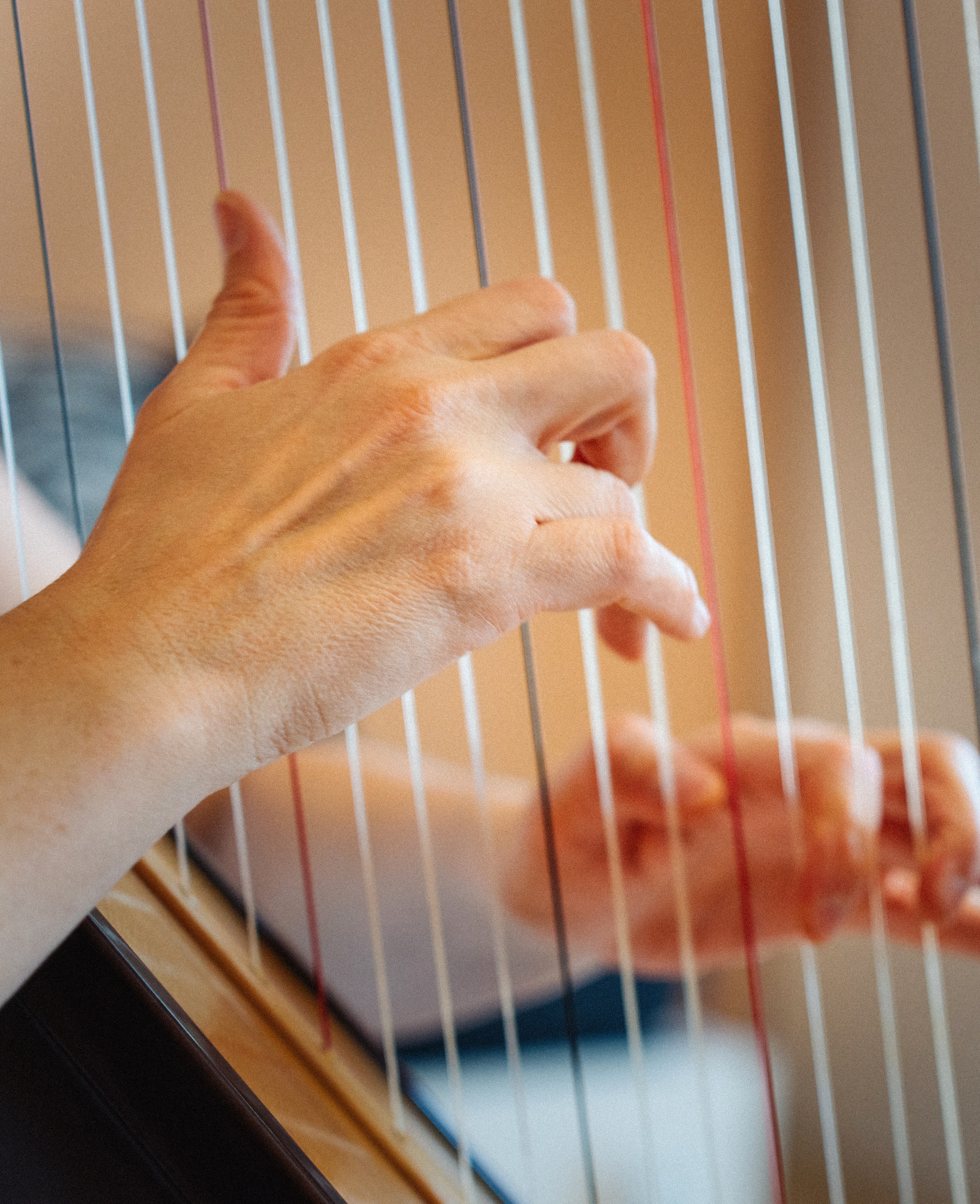 hands playing the harp