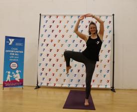 eugene ymca fitness instructor demonstrates lifting knee 